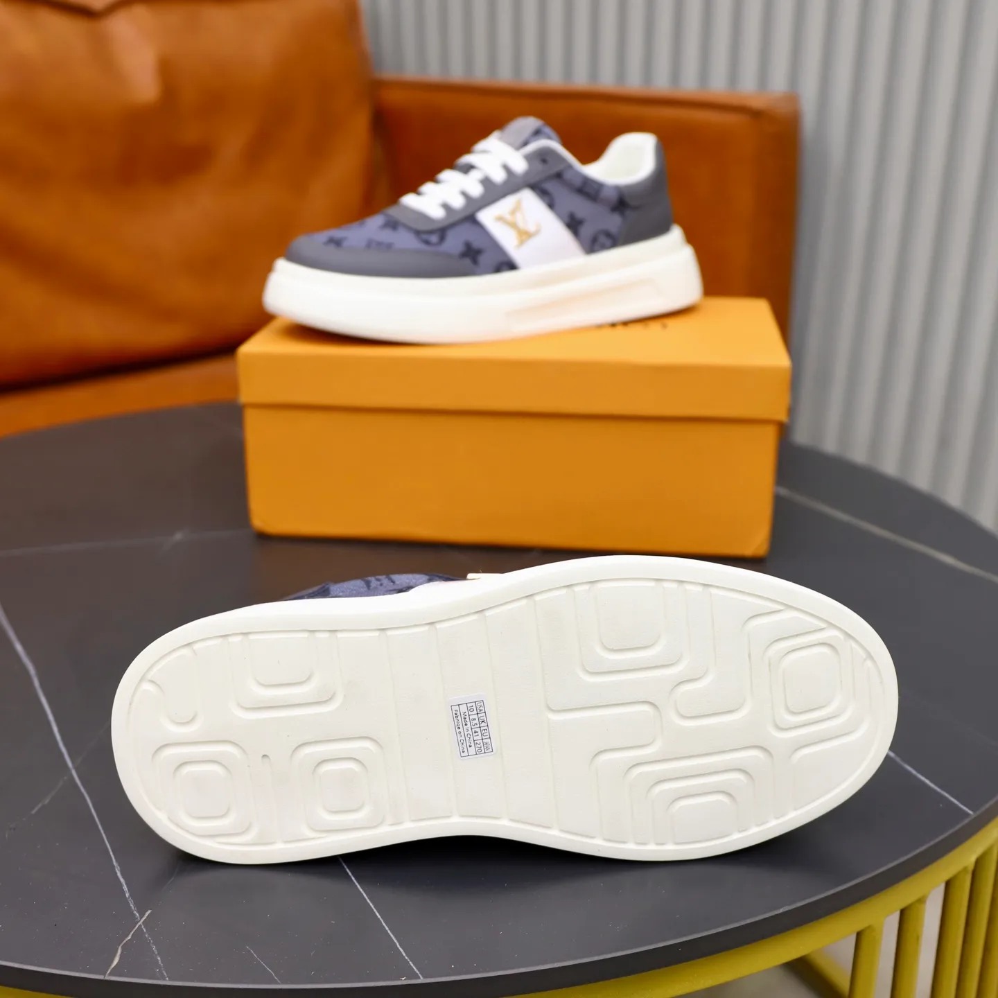 Ex-factory price: 420💰🙅‍♂️🙅‍♂️🙅‍♂️ Brand: LV Louis Vuitton Standard code: 38-44 (45 customized) Grade: Same as the official website Material: Original cowhide splicing fabric Comfortable cowhide lining Increased lightness, wear-resistant and soft outsole Style category: Men's fashionable casual shoes Running sneakers Distinguished luxury brand elements Top luxury Color: actual picture color